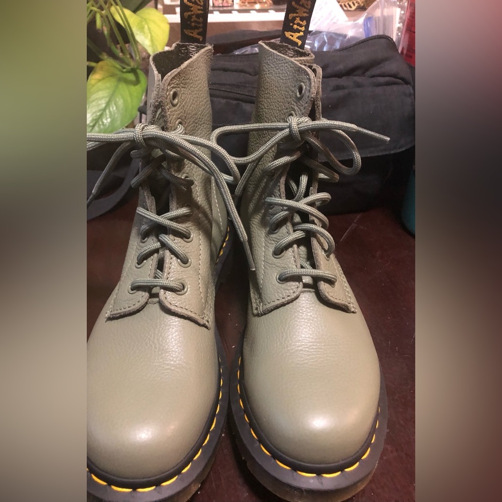 Dr. Martens 1460 Pascal Virginia boots in a khaki green Size 7